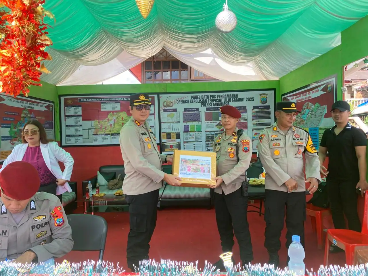 Kapolres Minahasa Bersama PJU Tinjau Pos Pam dan Pos Terpadu di Sejumlah Wilayah, Periksa Tensi Diri dan Serahkan Bingkisan